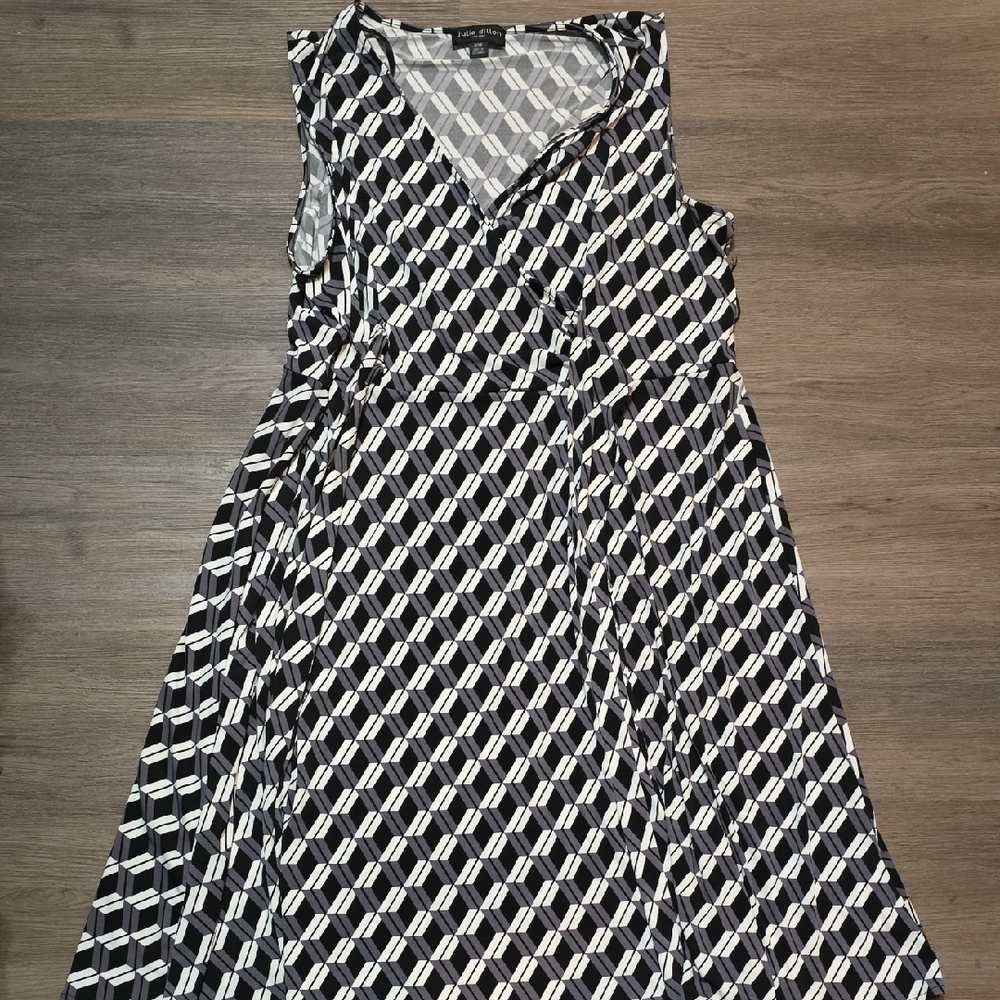 Elegant Black and White Geometric Maxi Dress